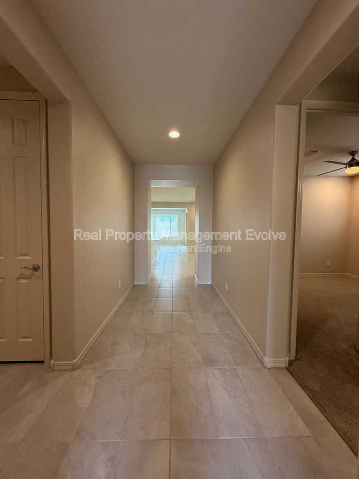 5811 N 88th Ln - Photo 4 of 33