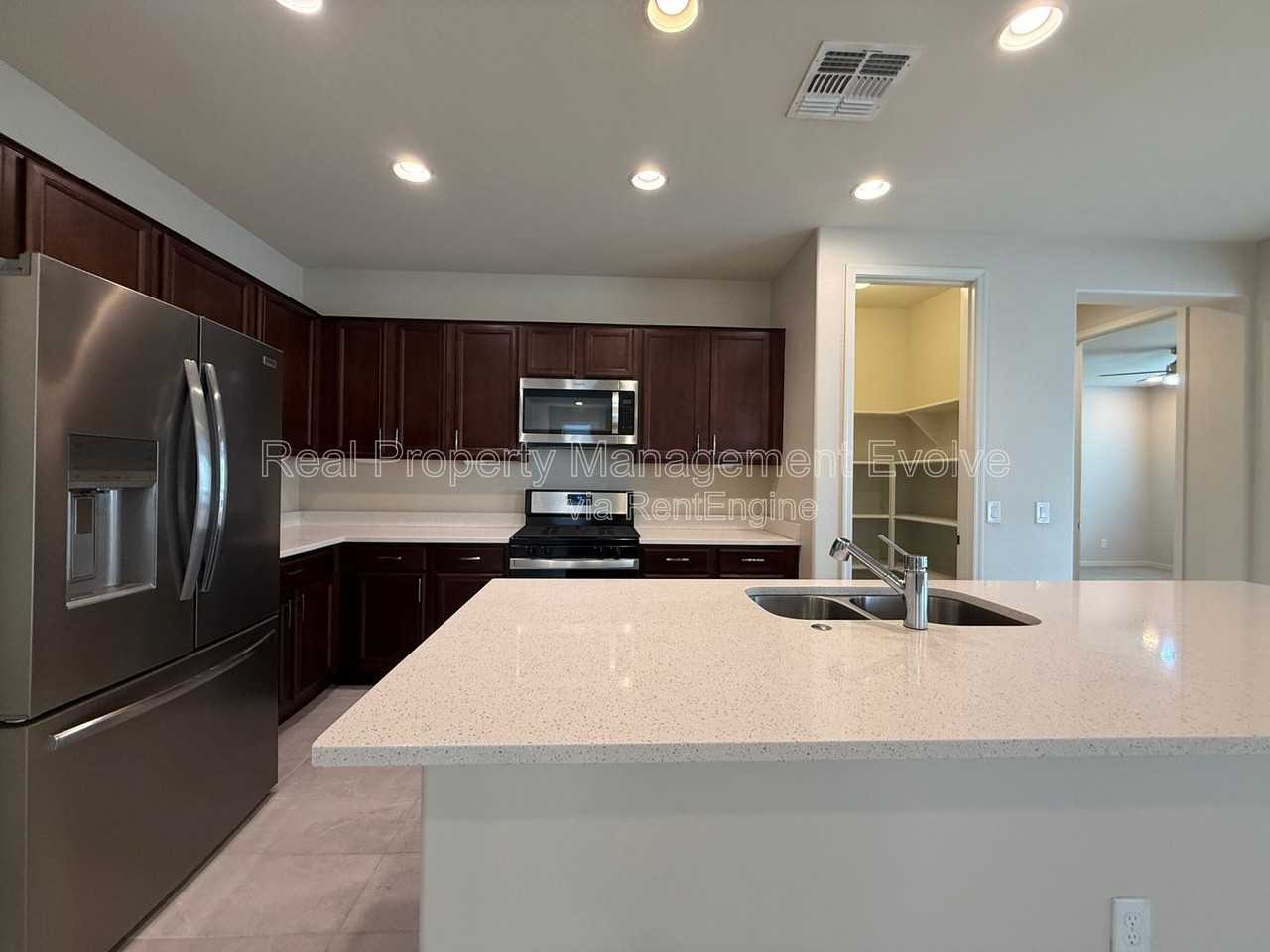 5811 N 88th Ln - Photo 6 of 33