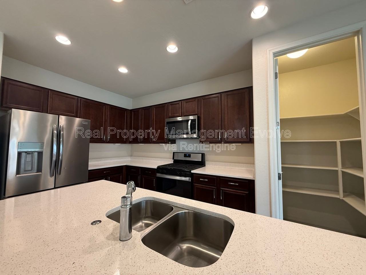 5811 N 88th Ln - Photo 7 of 33