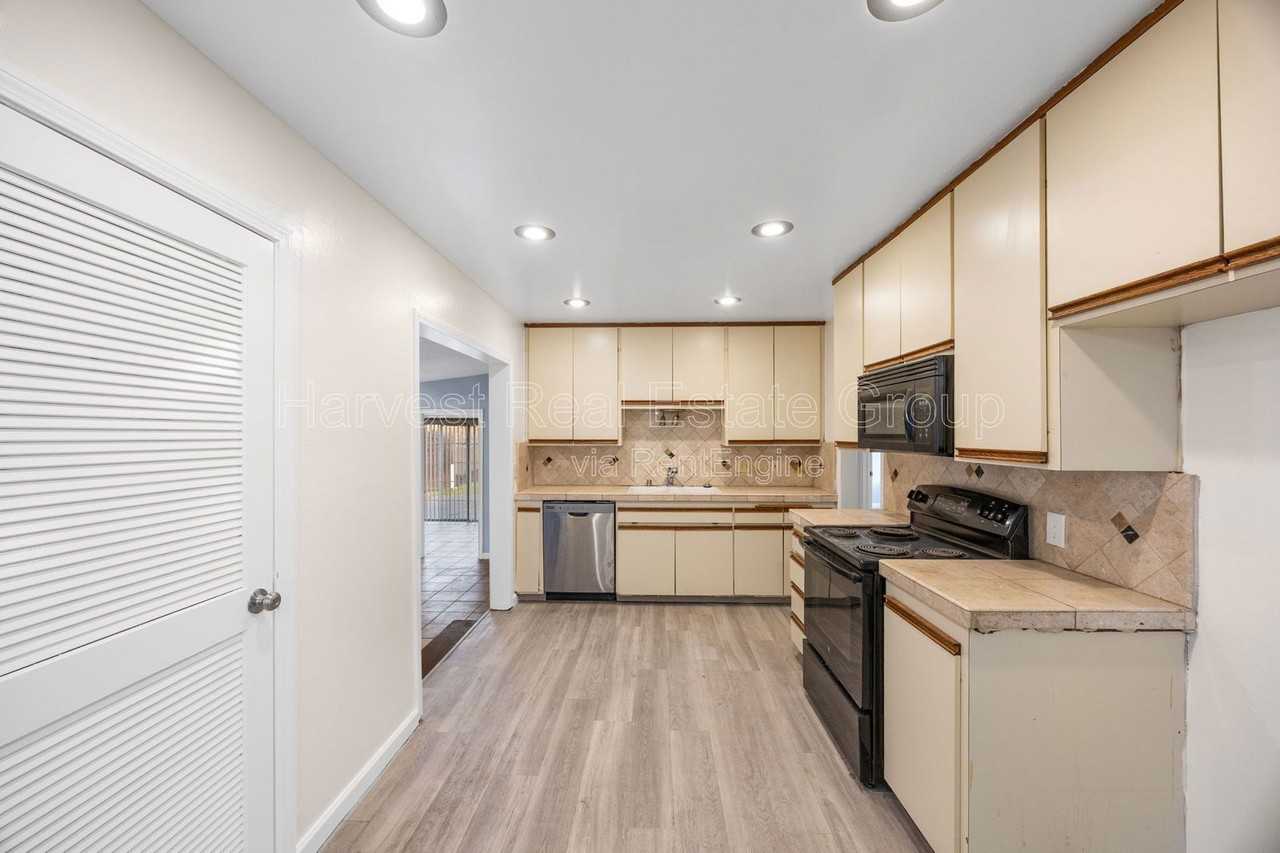 252 Esther Ct - Photo 6 of 16