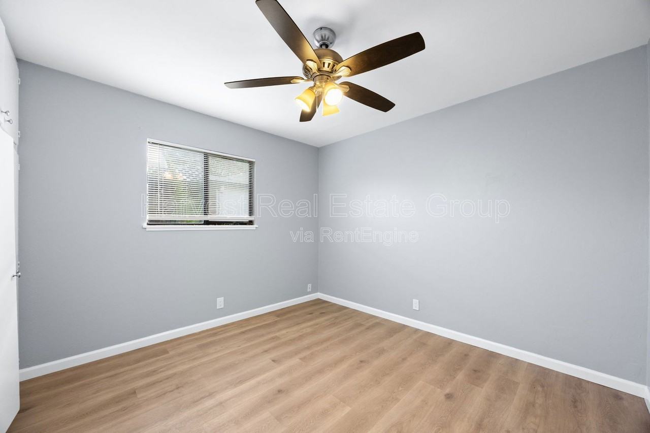 252 Esther Ct - Photo 7 of 16