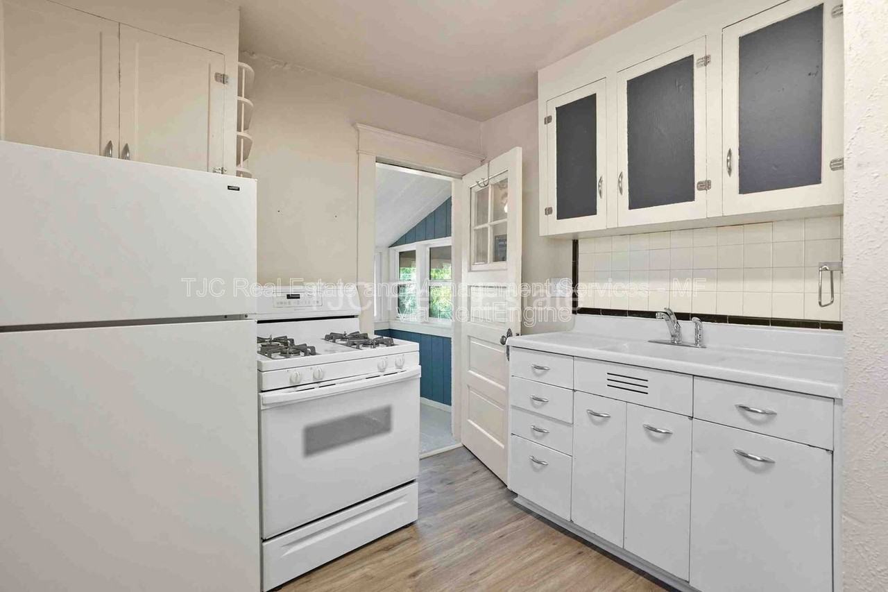 470 S Lincoln St - Photo 4 of 14