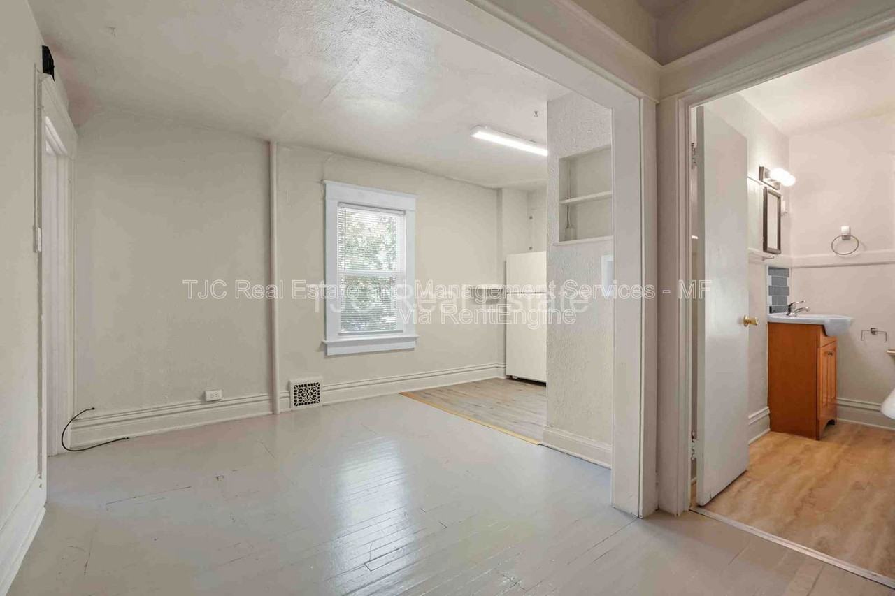 470 S Lincoln St - Photo 6 of 14