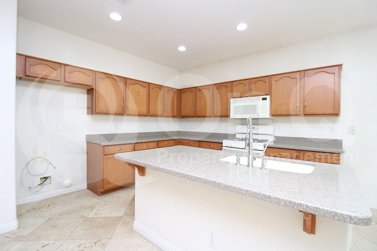 321 N Cottonwood St - Photo 4 of 25