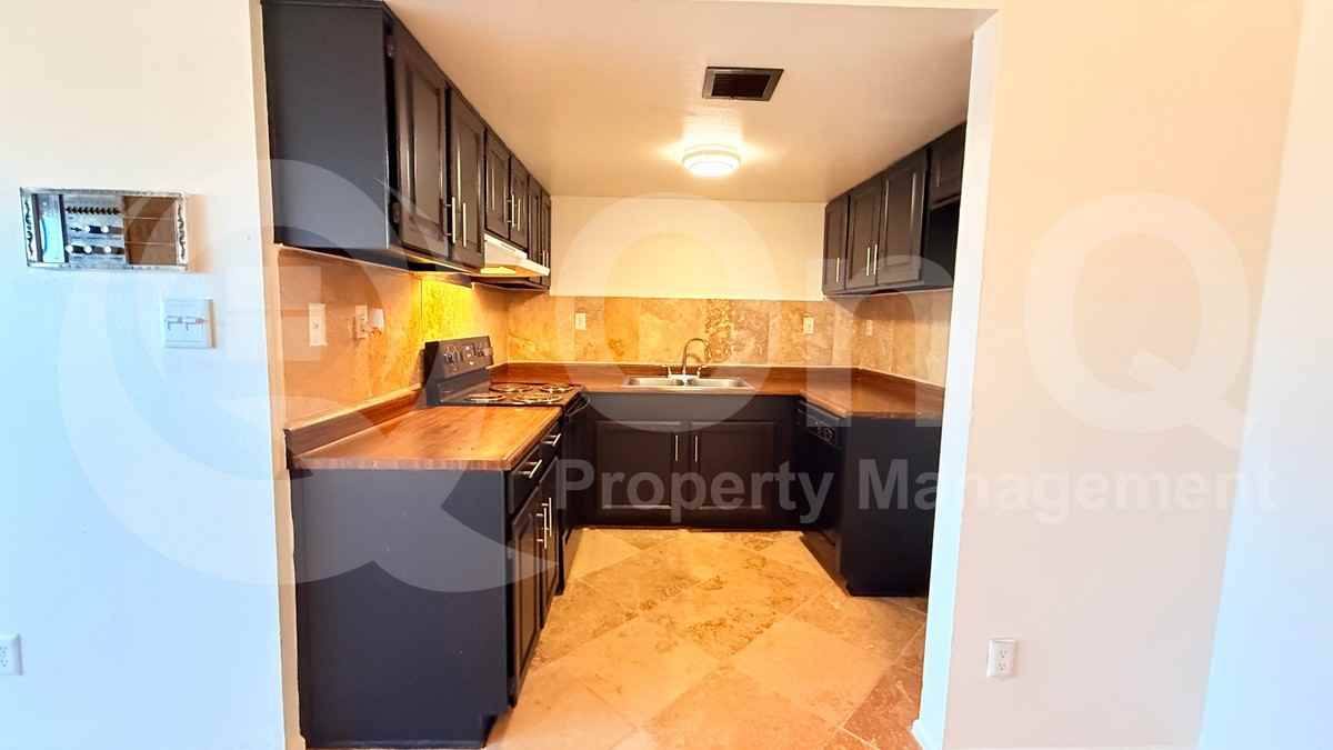 2664 N 43rd Ave #C - Photo 7 of 21