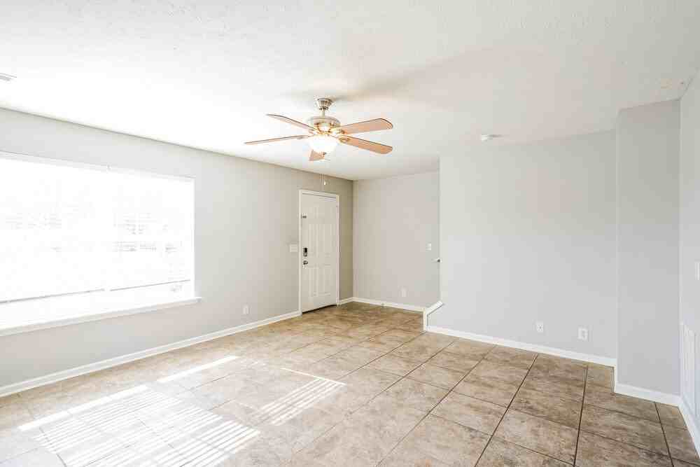 675 Legacy Dr - Photo 4 of 17