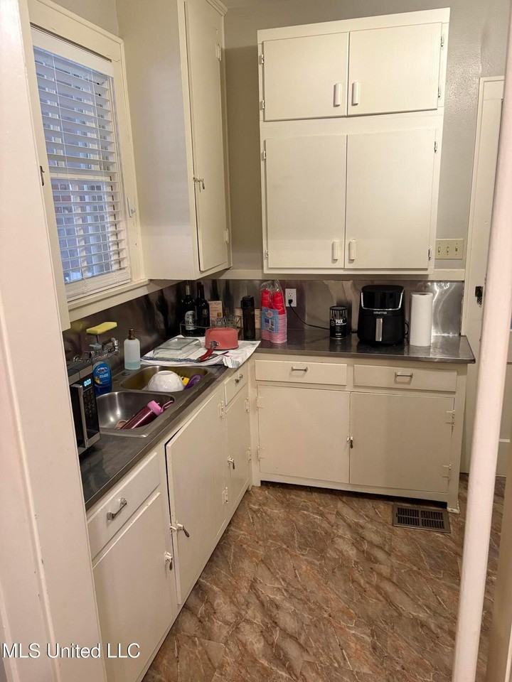 404 Grand Blvd - Photo 3 of 10