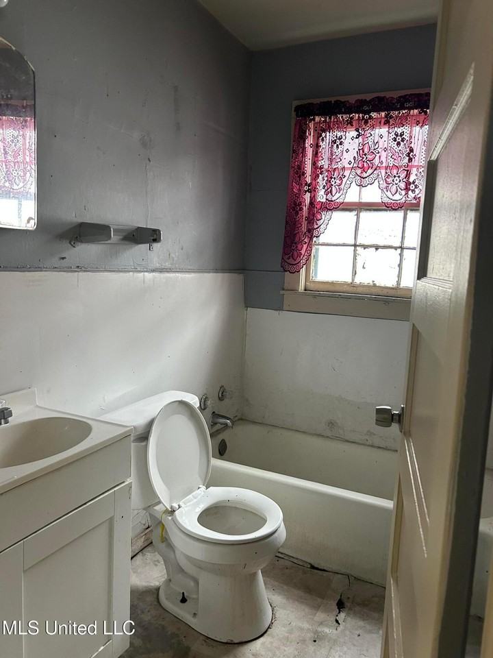 617 Avenue L - Photo 3 of 5