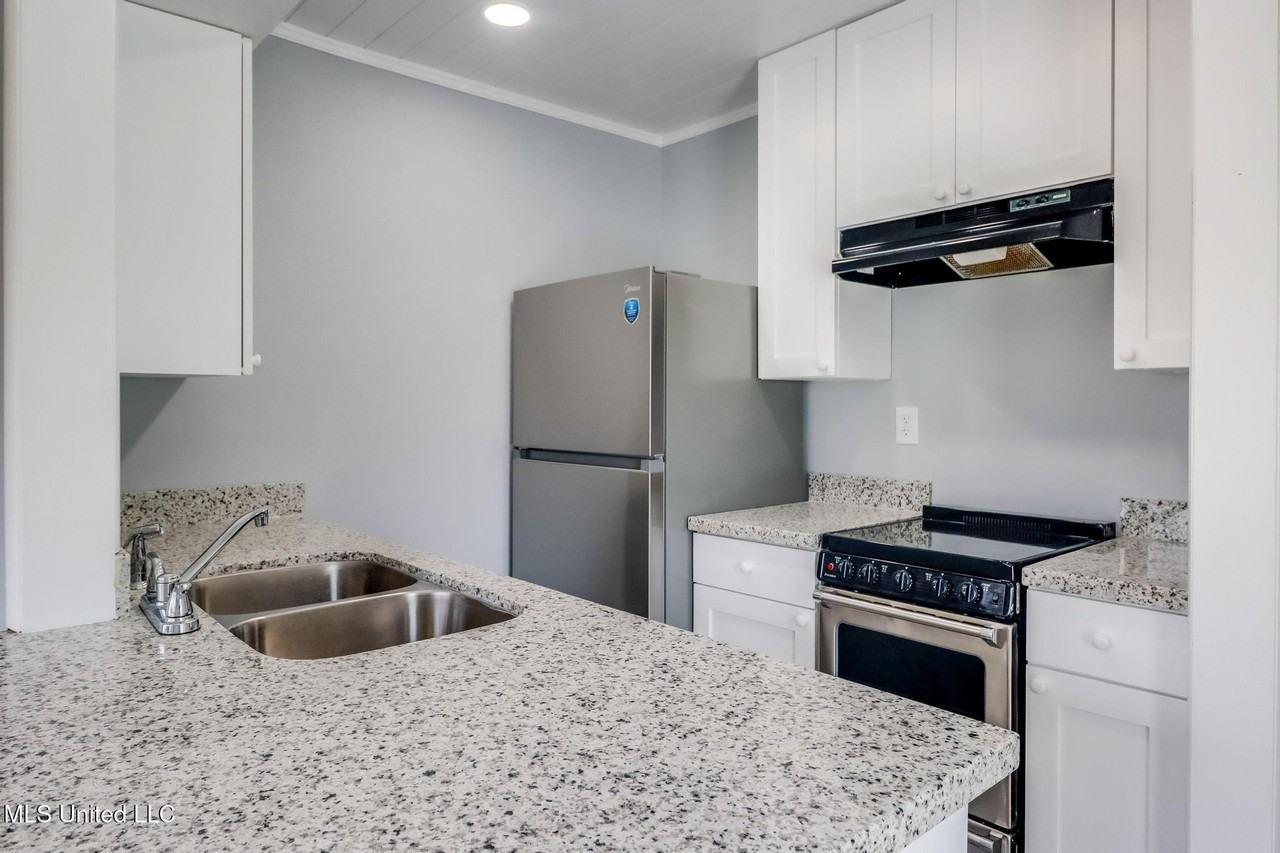 125 Lanai Vlg - Photo 4 of 17