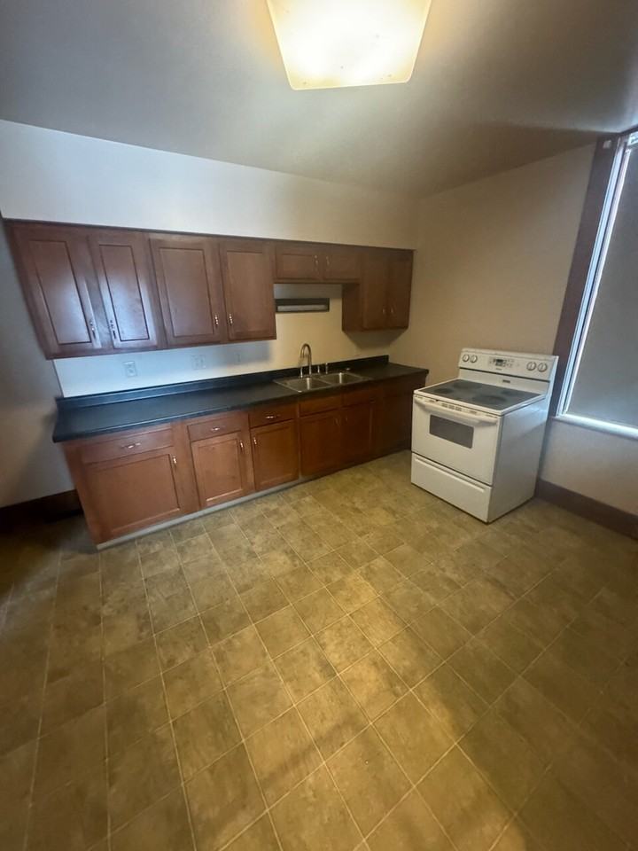 172 S Hanover St - Photo 3 of 9