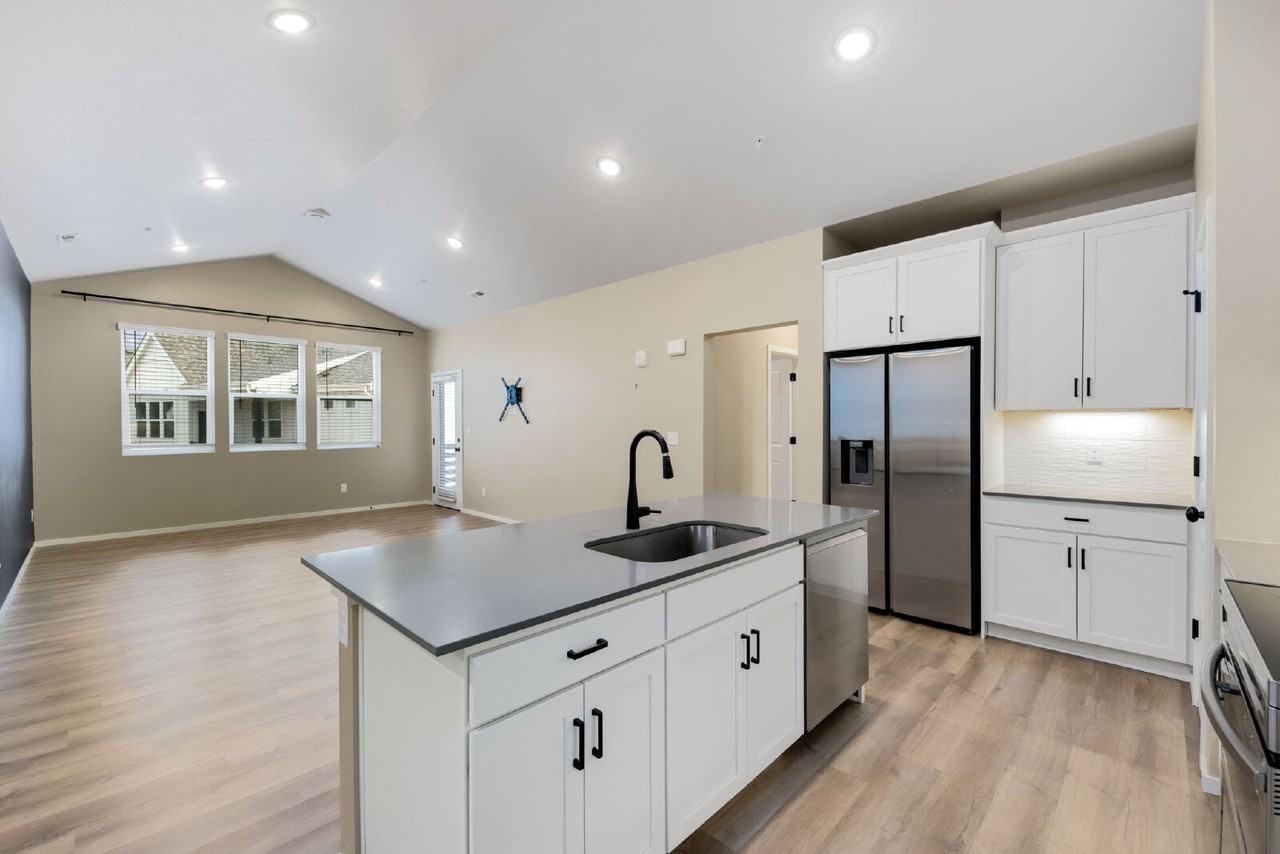 563 Vicot Way #E - Photo 3 of 20