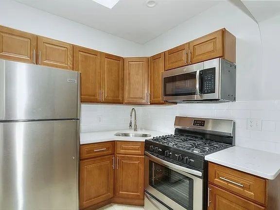 18 Danforth St #9G - Photo 2 of 6