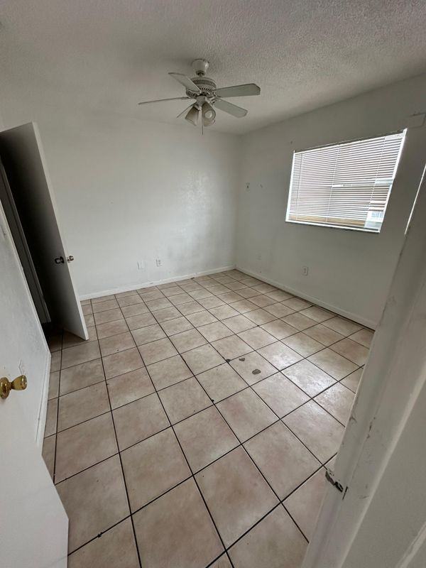 16103 Ne 19th Ct ##4 - Photo 3 of 4