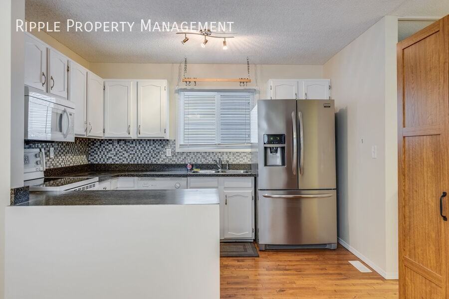 63 Woodglen Close Sw Uppr - Photo 2 of 14