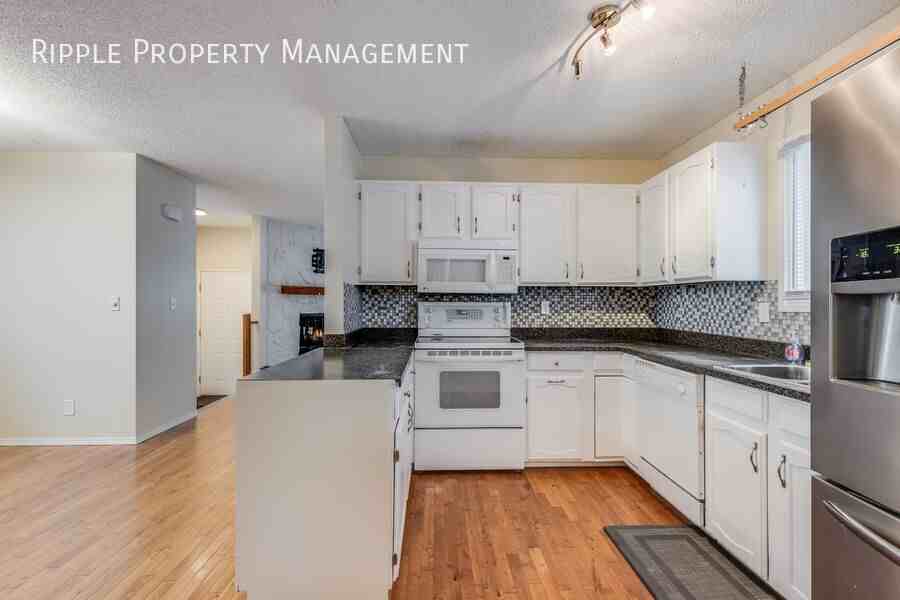 63 Woodglen Close Sw Uppr - Photo 3 of 14