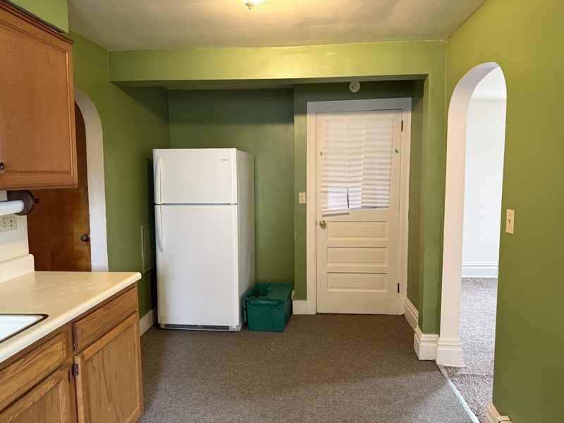 261 E St - Photo 4 of 10