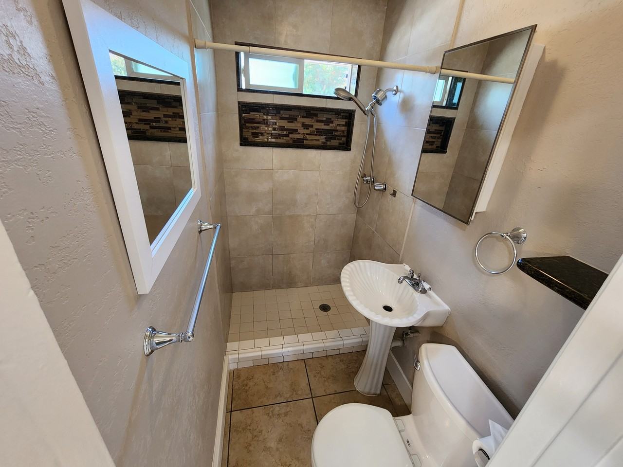 721 S Pine St #721 - Photo 3 of 16