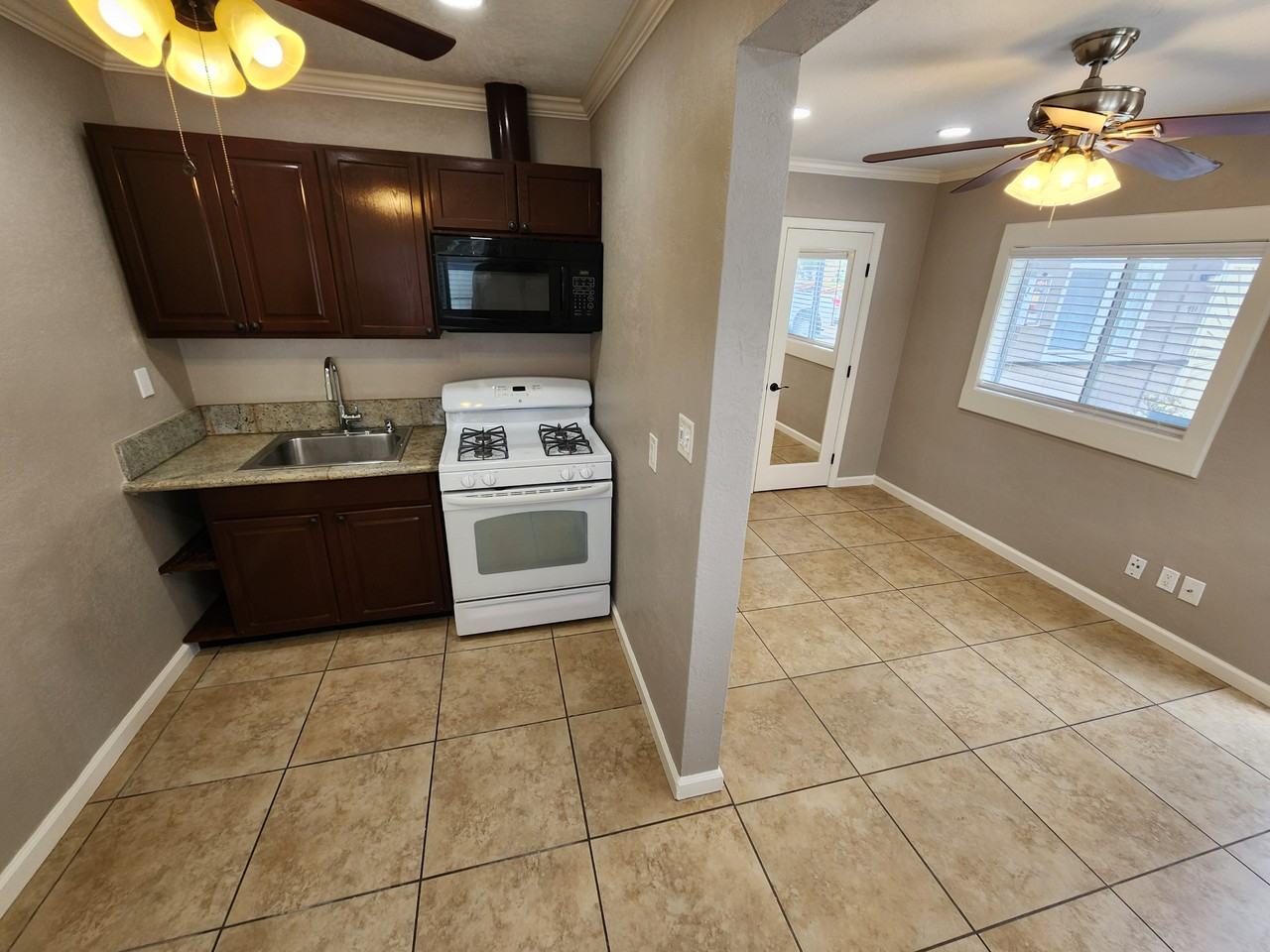 721 S Pine St #721 - Photo 4 of 16