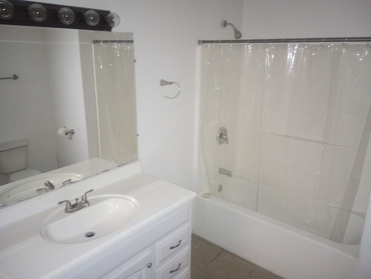 209 E Wisconsin St #A - Photo 7 of 14