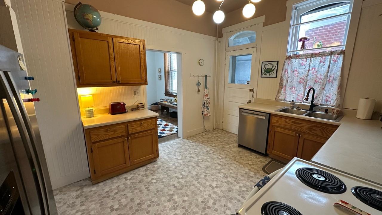 155 E 12th St #1 - Photo 4 of 12