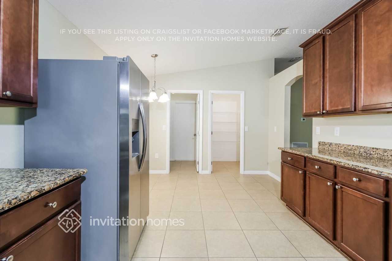 1290 Corbett Ln - Photo 5 of 17