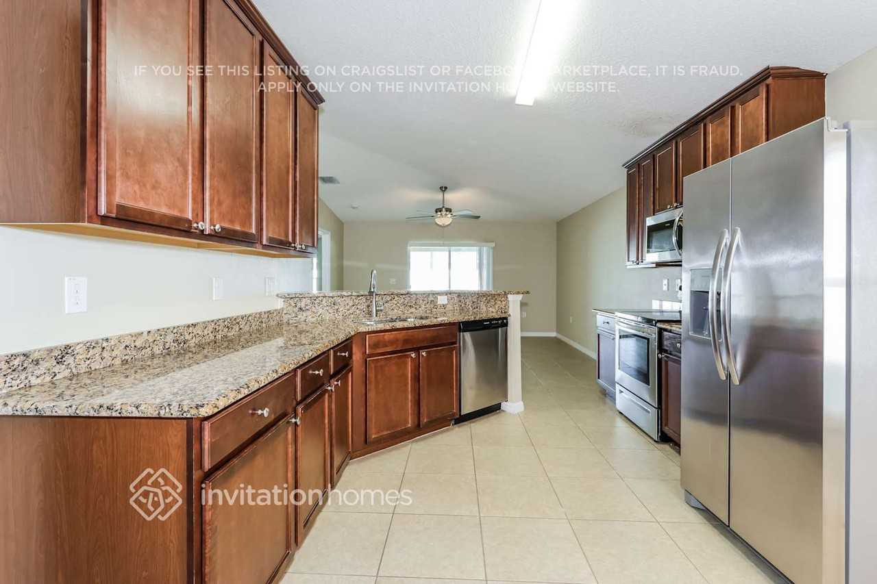 1290 Corbett Ln - Photo 6 of 17