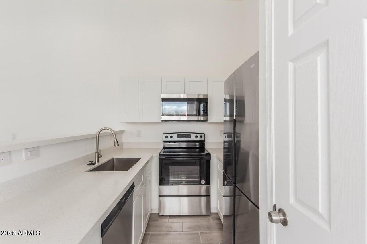 8335 W Pineveta Dr - Photo 3 of 17