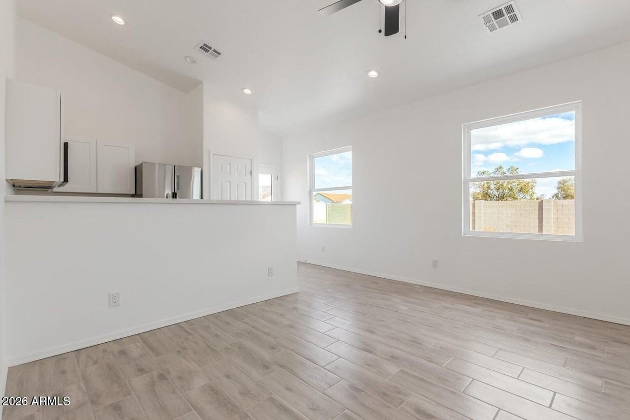 8335 W Pineveta Dr - Photo 5 of 17