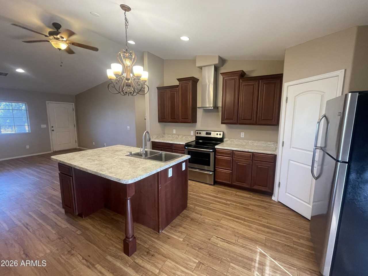 633 N Park St - Photo 2 of 20