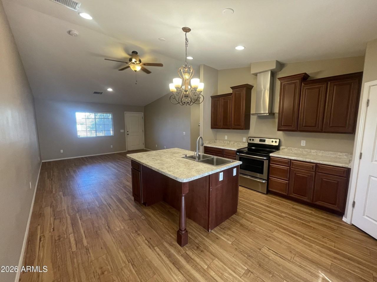 633 N Park St - Photo 3 of 20