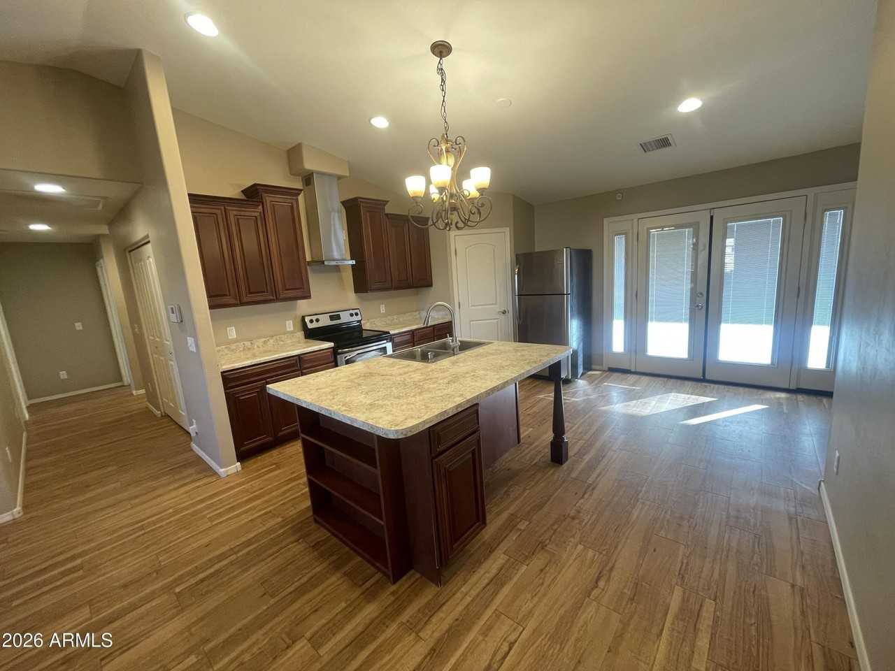 633 N Park St - Photo 4 of 20