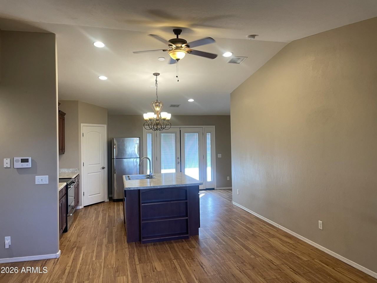 633 N Park St - Photo 5 of 20