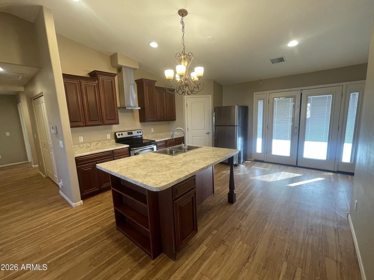 633 N Park St - Photo 6 of 20