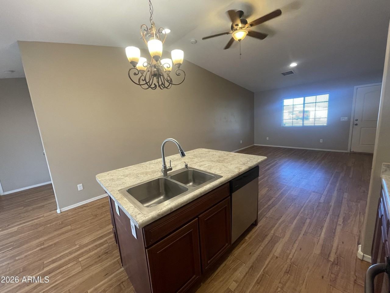 633 N Park St - Photo 7 of 20