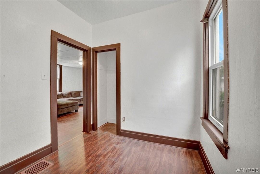 214 Ludington St - Photo 6 of 13