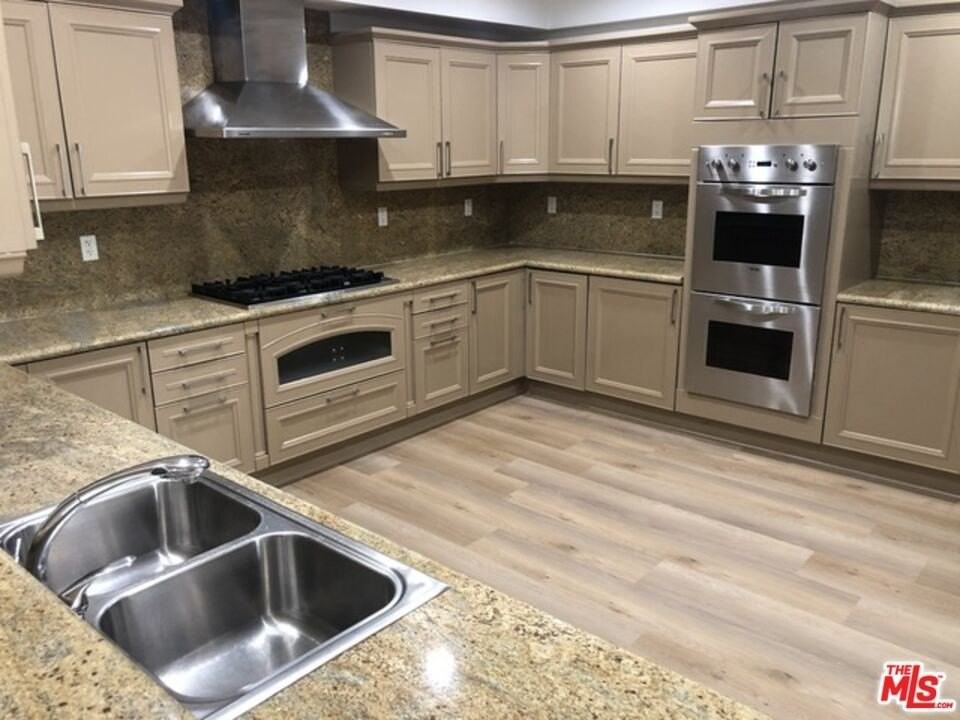 1551 Manning Ave Apt 302 #302 - Photo 5 of 6