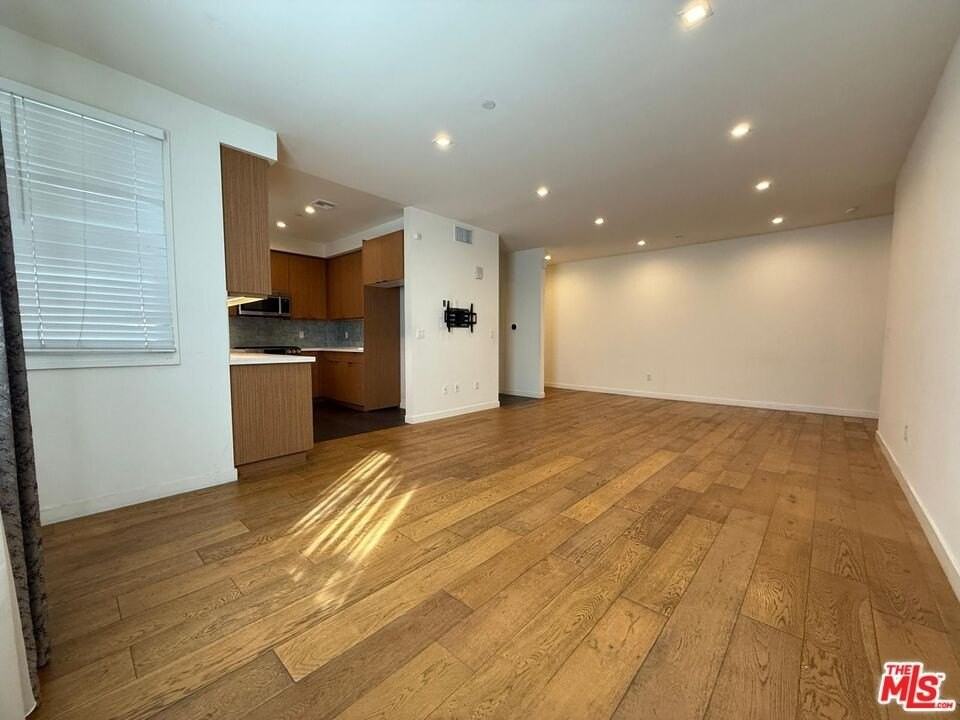 532 W Elk Ave Unit 6 #6 - Photo 2 of 23