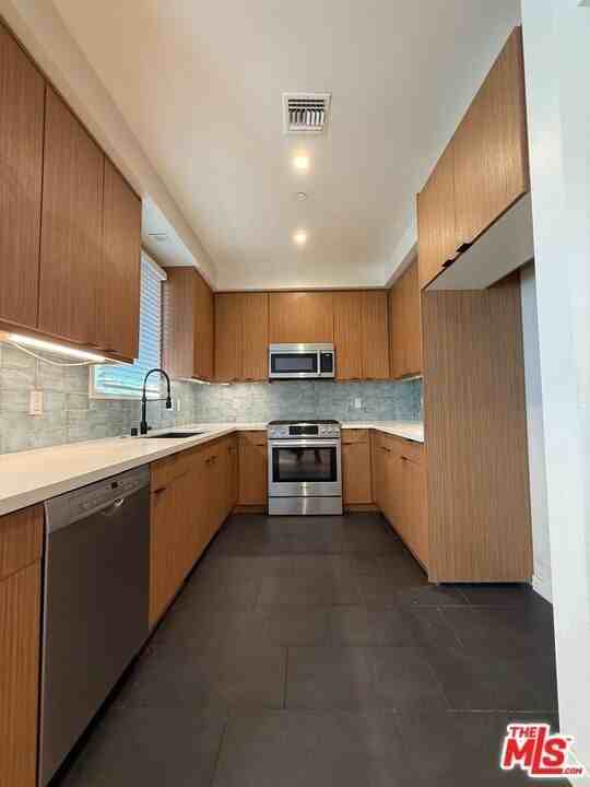 532 W Elk Ave Unit 6 #6 - Photo 4 of 23