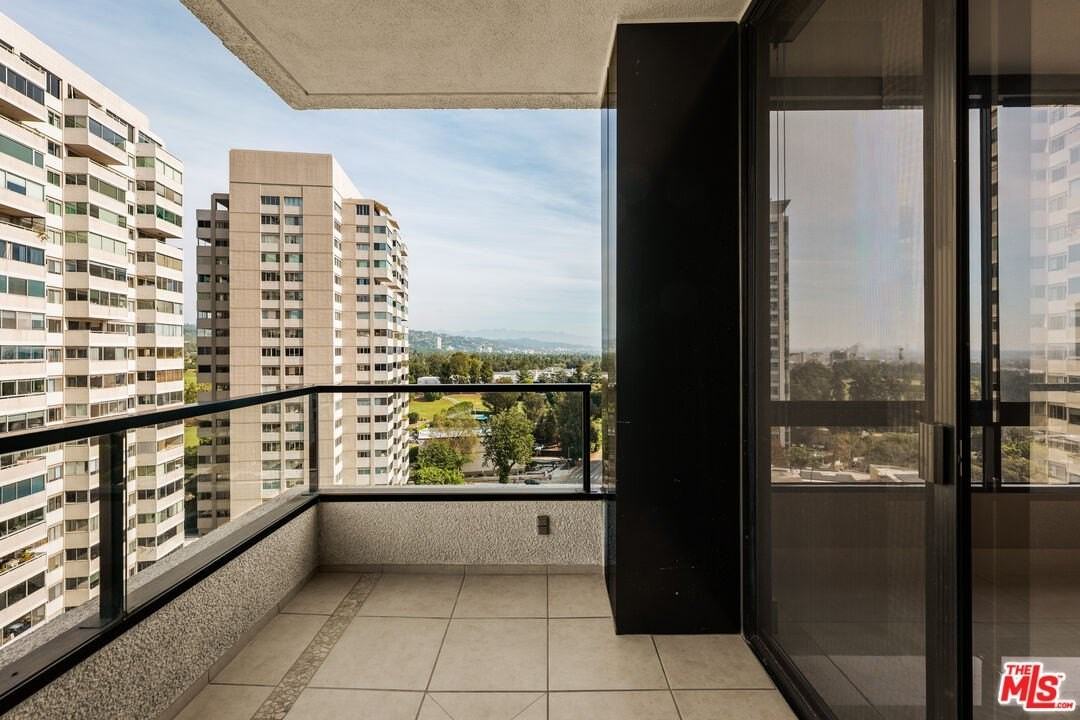 10350 Wilshire Blvd Apt 901 #901 - Photo 6 of 32