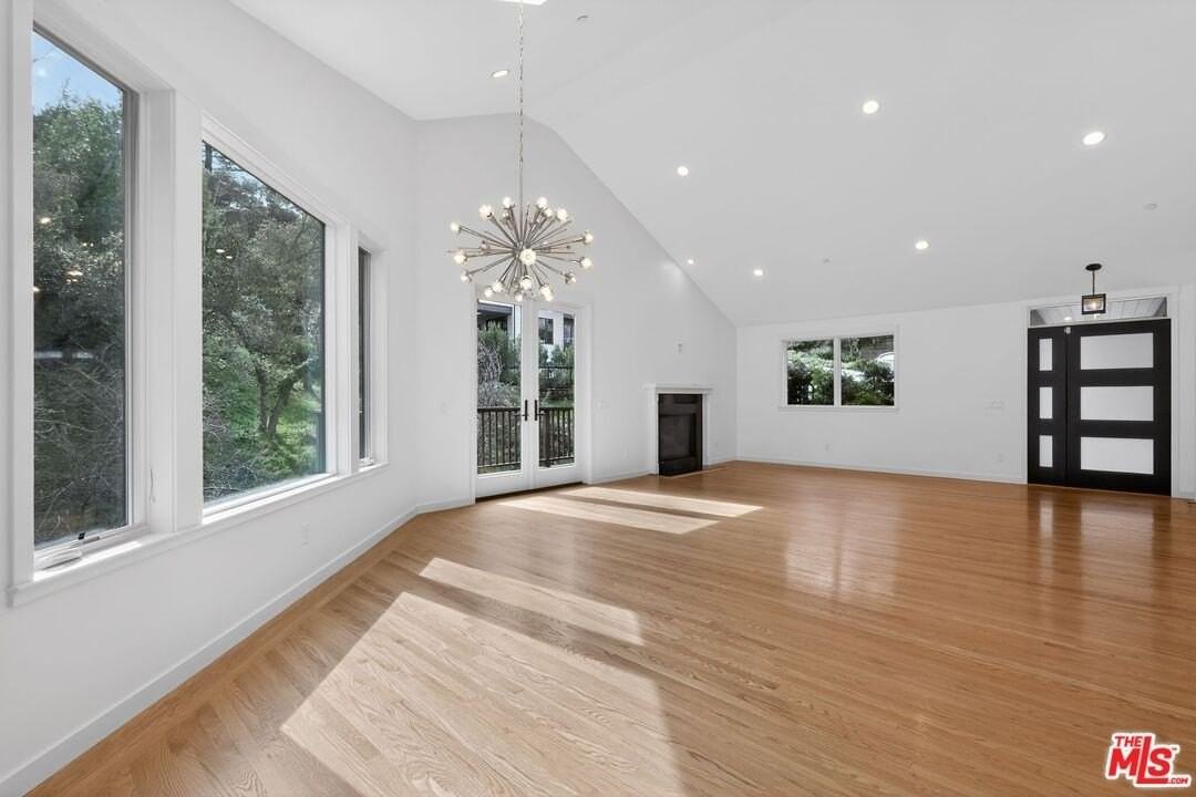 502 Chapman Dr - Photo 4 of 26