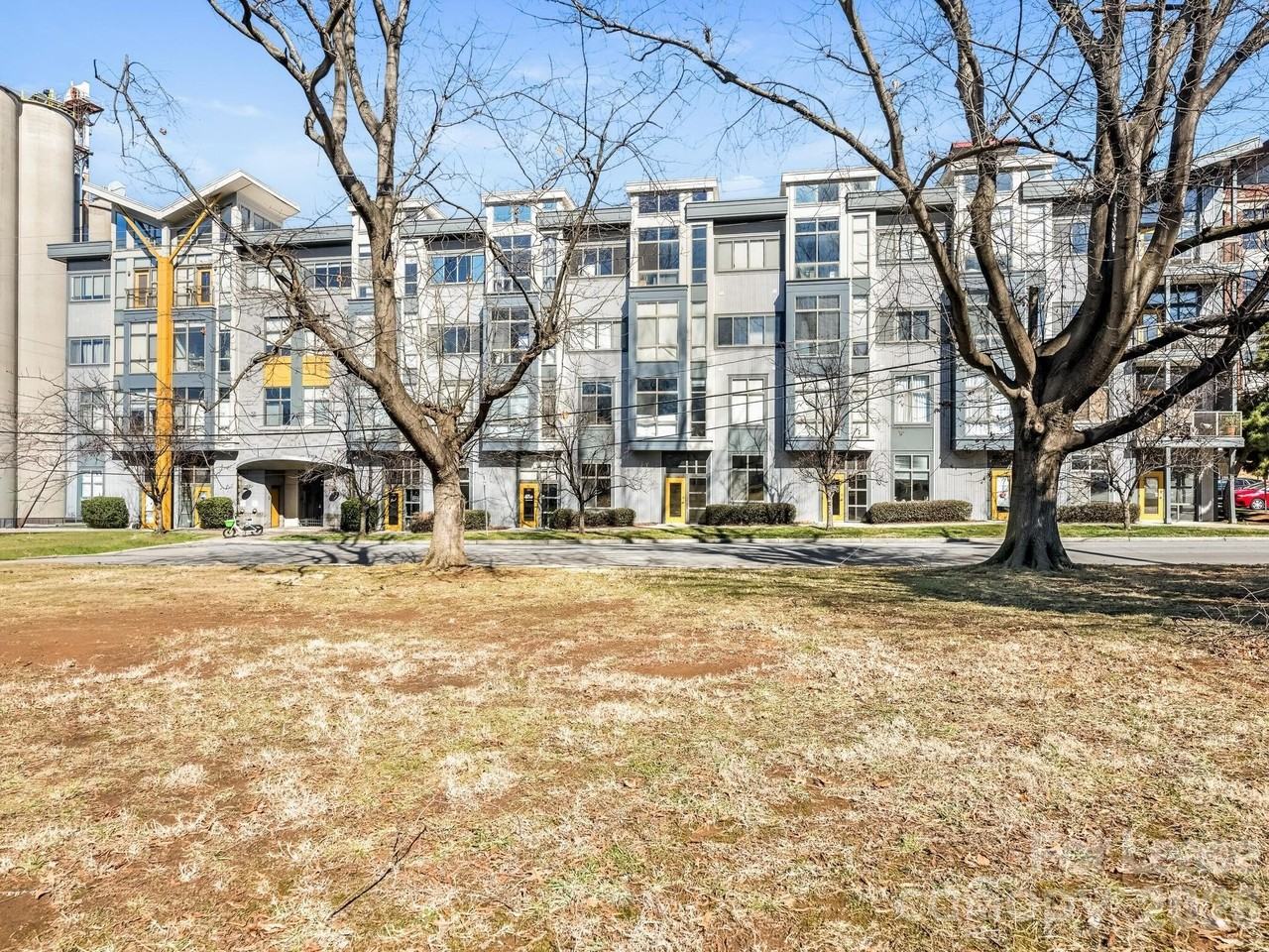 514 W 10th St - Photo 3 of 20