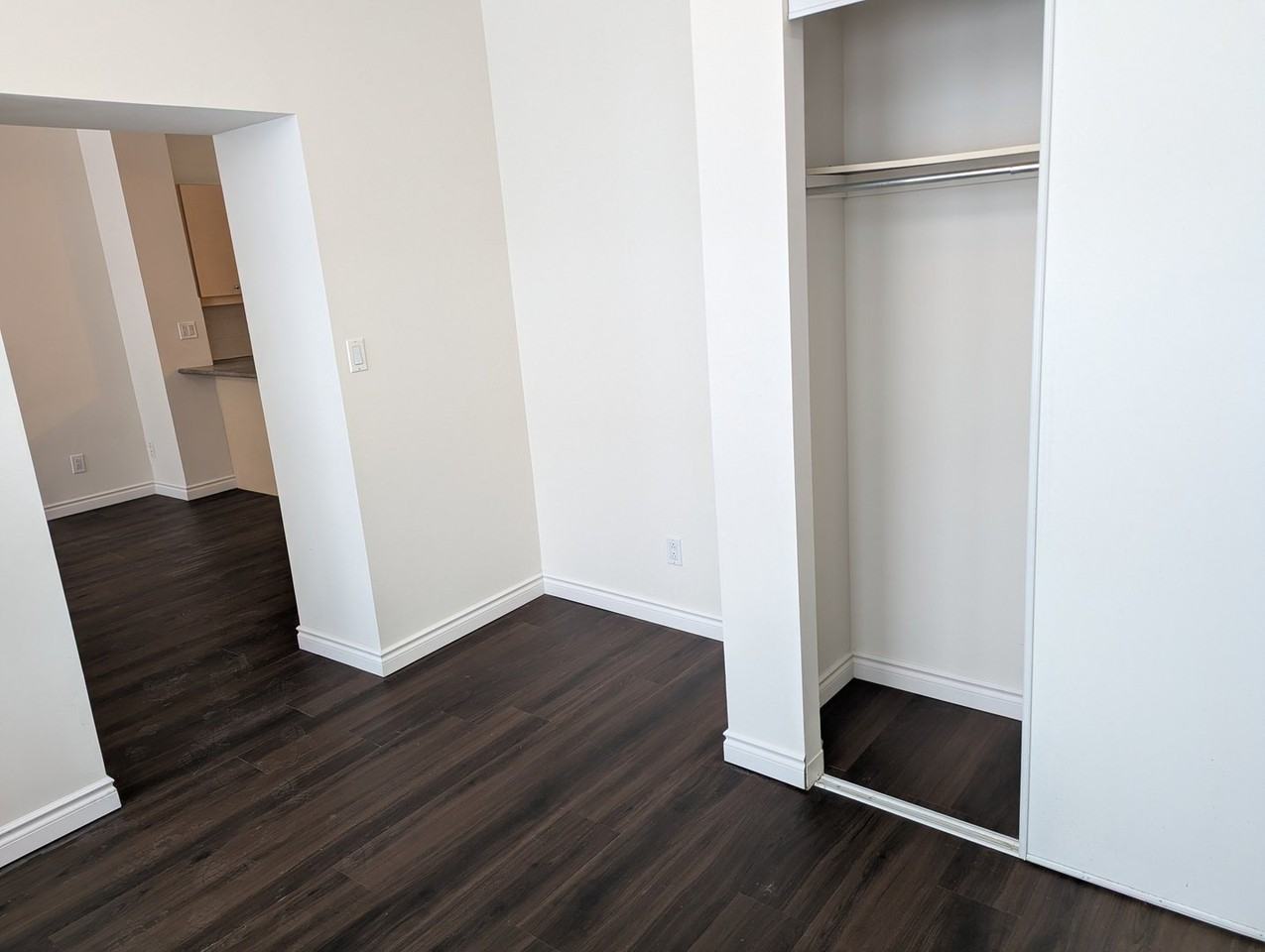 505 Simcoe St S - Photo 5 of 12