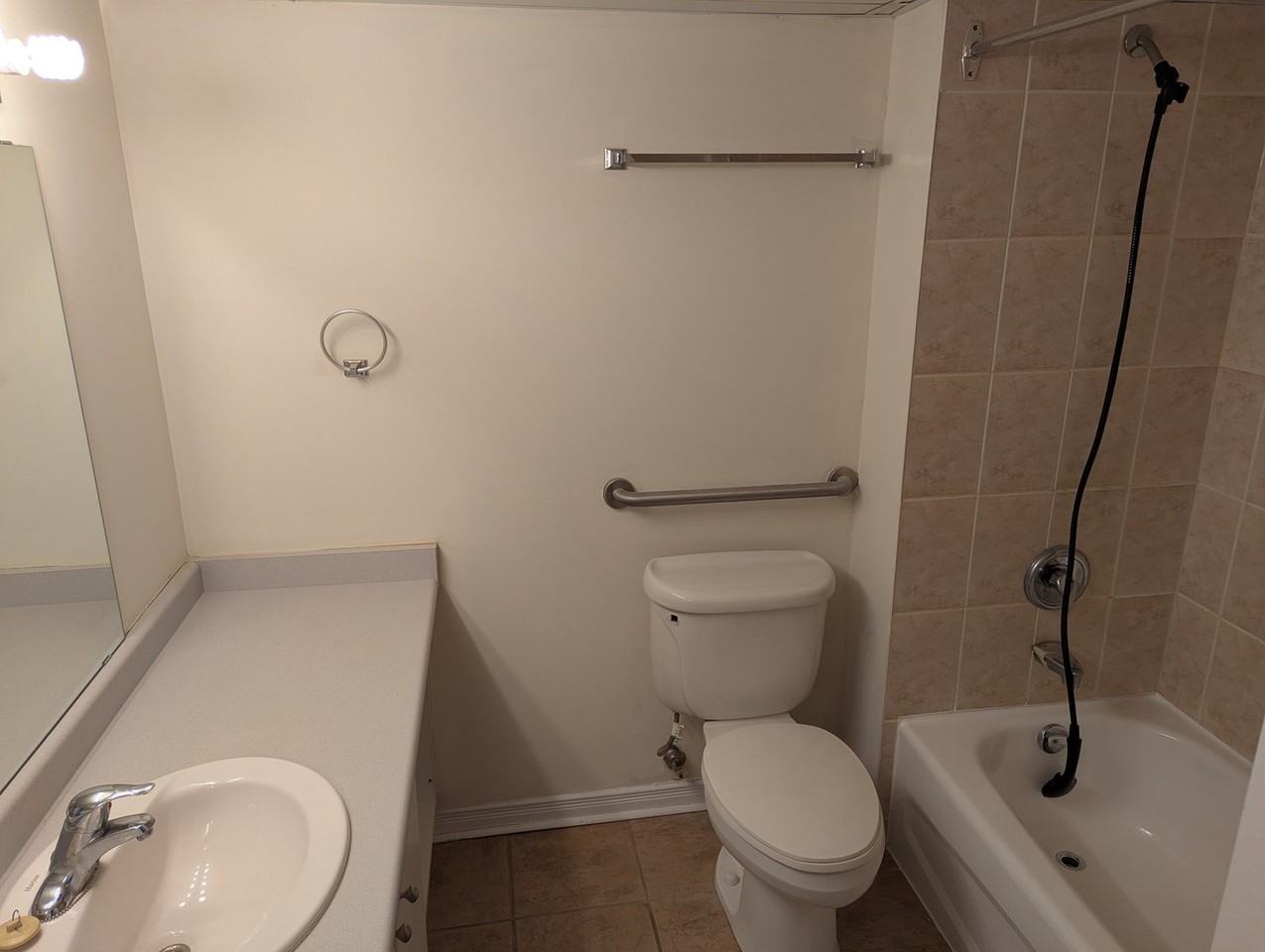 505 Simcoe St S - Photo 6 of 12