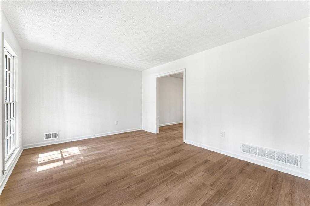 444 Wellington Way - Photo 7 of 24