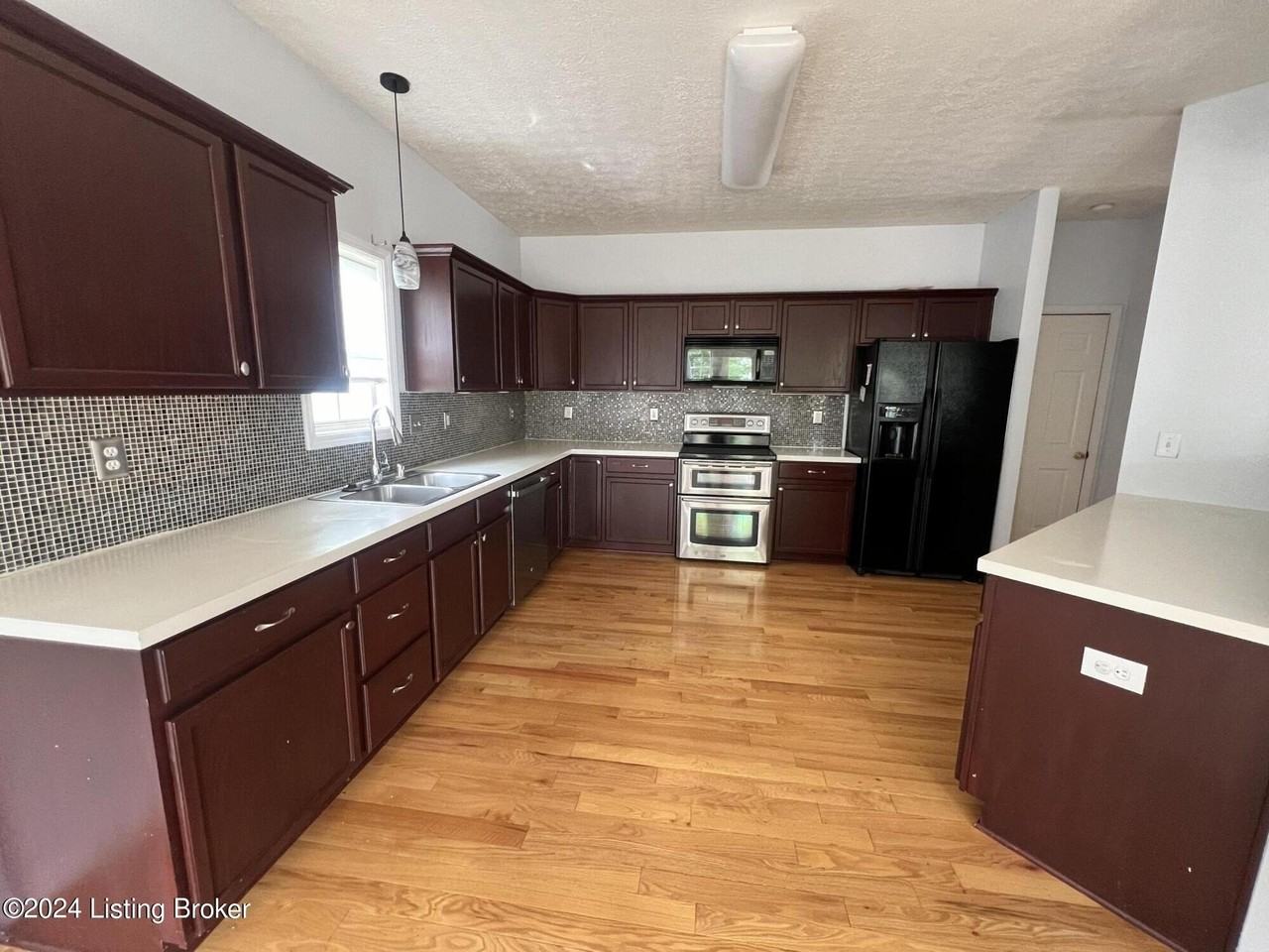 9210 Eminence Ct - Photo 5 of 33