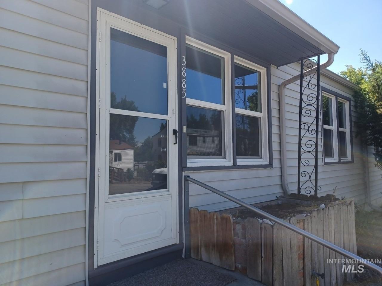 3885 W Pershing Dr - Photo 2 of 14