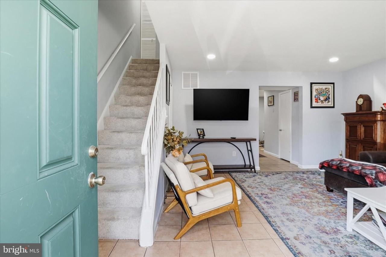 9234 Byrd Dr - Photo 3 of 28