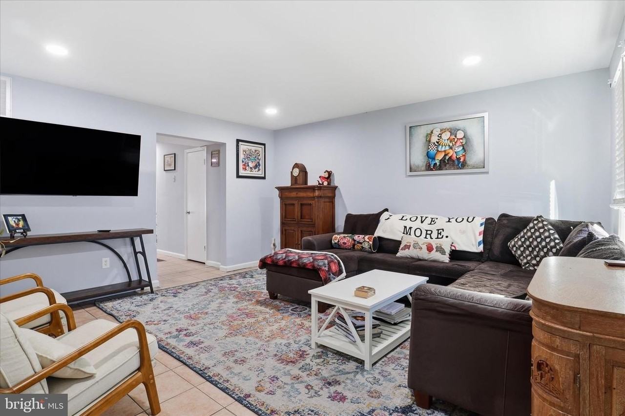 9234 Byrd Dr - Photo 4 of 28