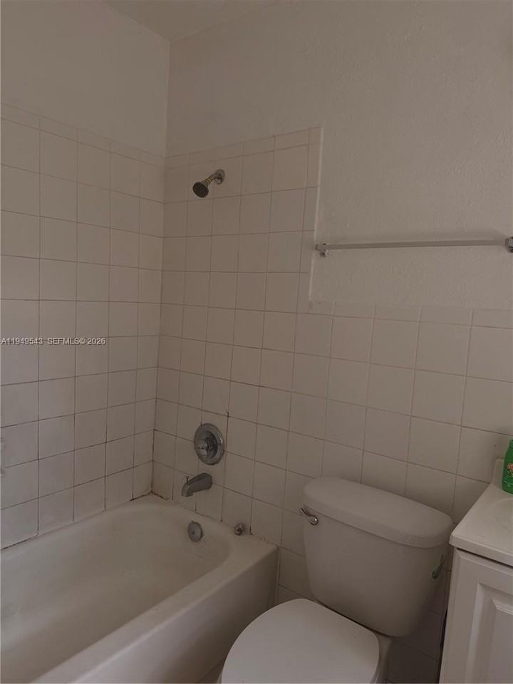 634 Nw 12th Ave #1 - Photo 5 of 20