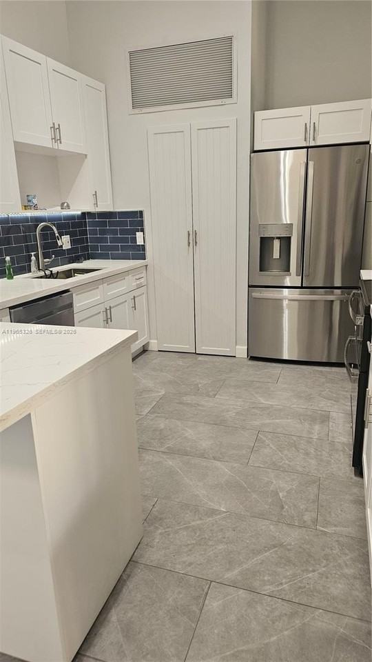 523 Leslie Dr - Photo 3 of 3